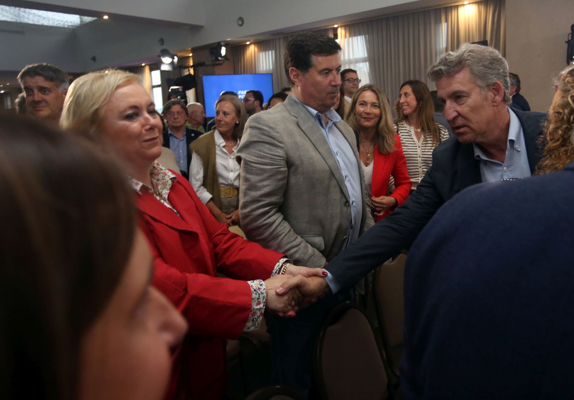 El encuentro de Feijóo con afiliados en Oviedo, en imágenes