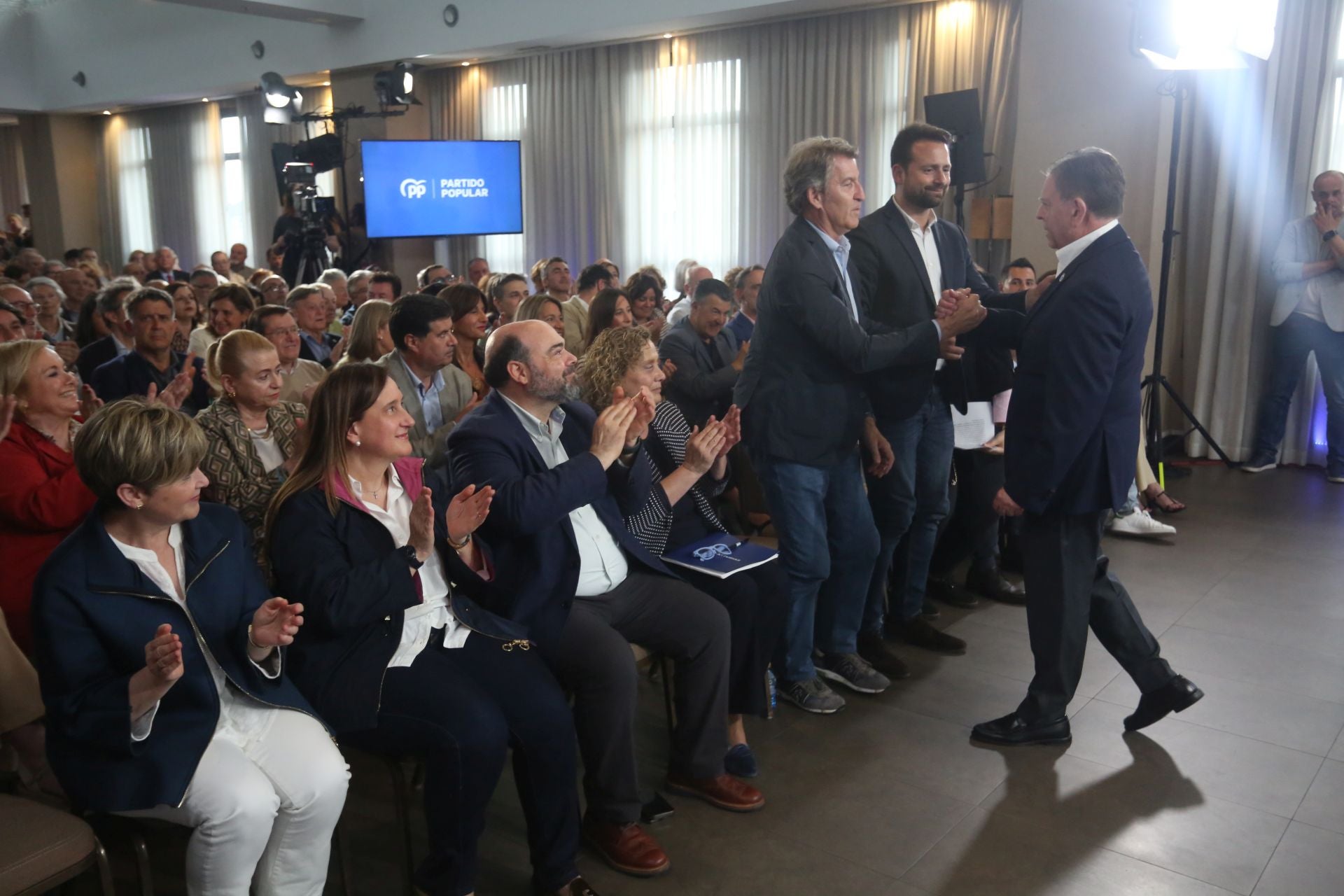 El encuentro de Feijóo con afiliados en Oviedo, en imágenes