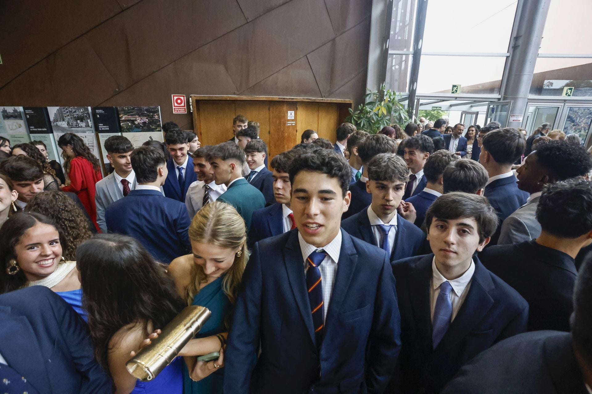 Los graduados del IES Jovellanos en el recinto ferial Luis Adaro. 