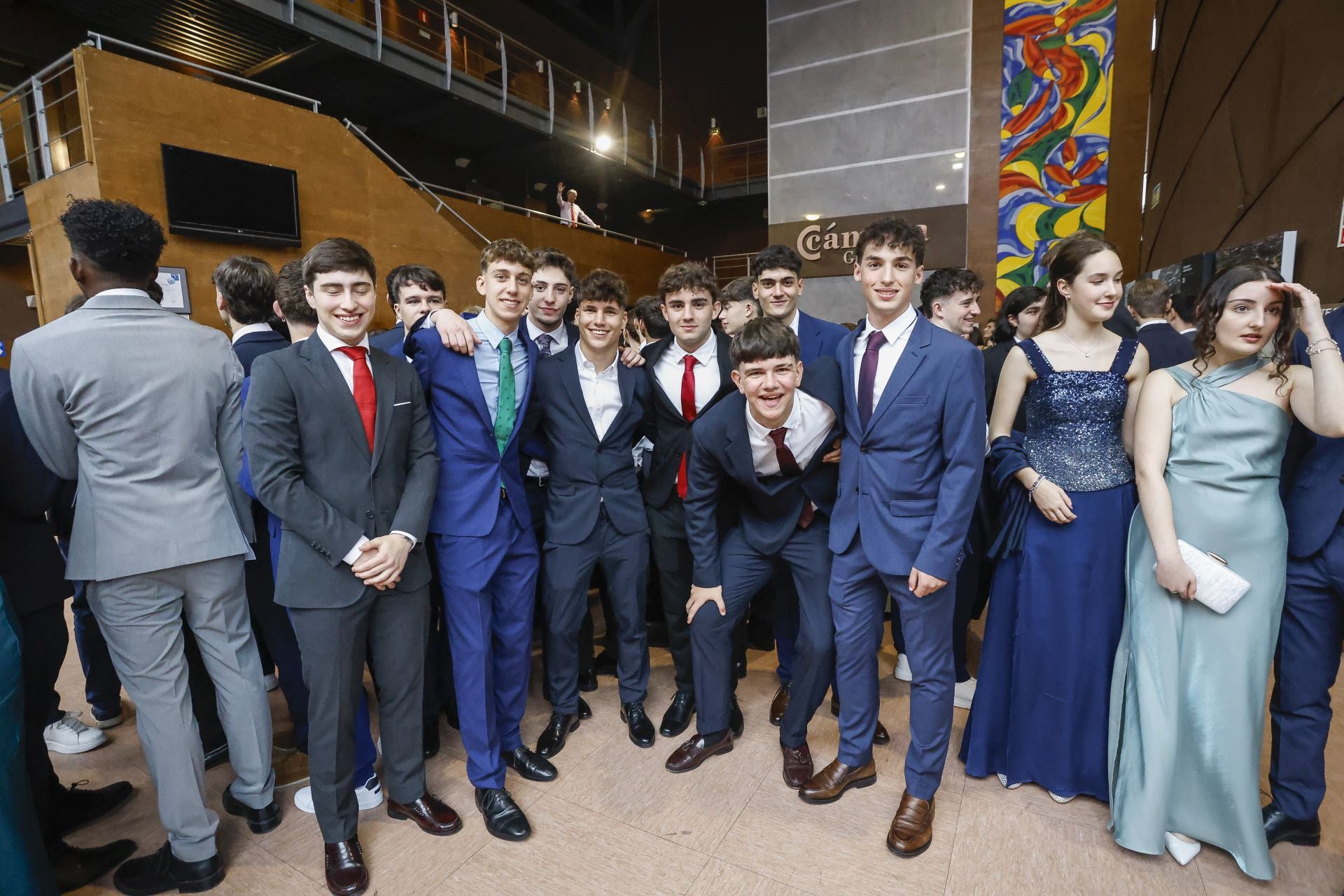Los graduados del IES Jovellanos en el recinto ferial Luis Adaro. 