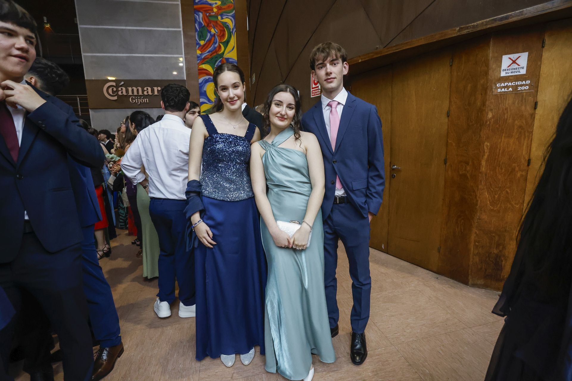 Los graduados del IES Jovellanos en el recinto ferial Luis Adaro. 