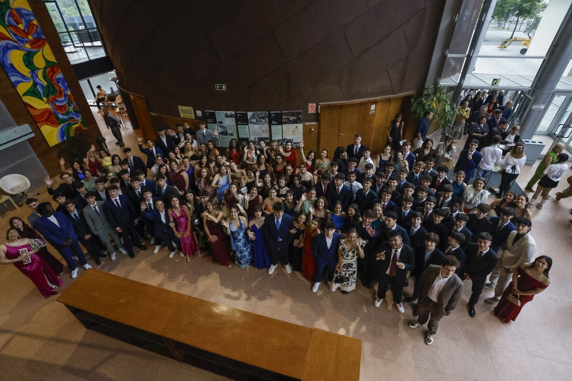 Los graduados del IES Jovellanos en el recinto ferial Luis Adaro. 