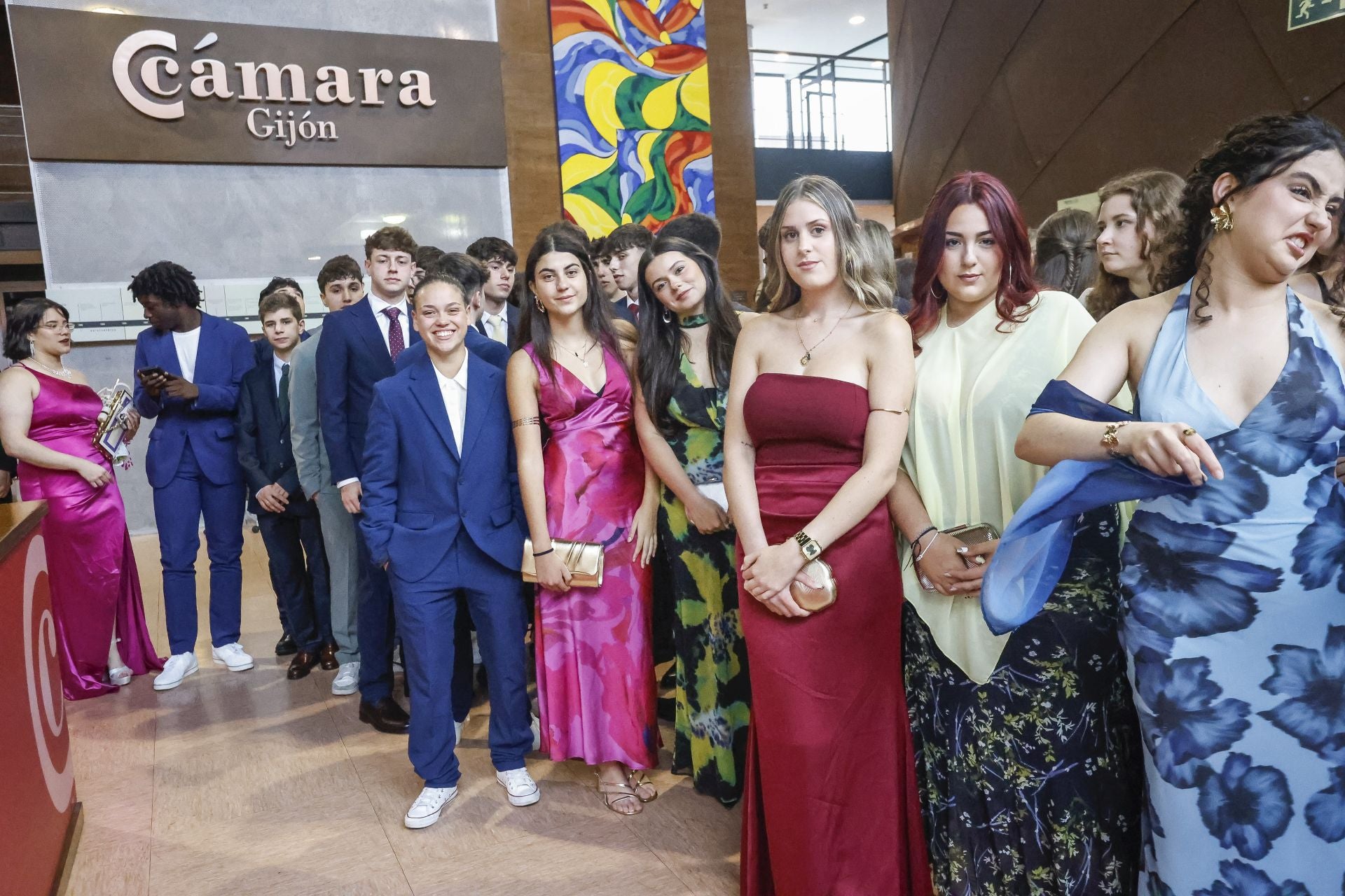Los graduados del IES Jovellanos en el recinto ferial Luis Adaro. 