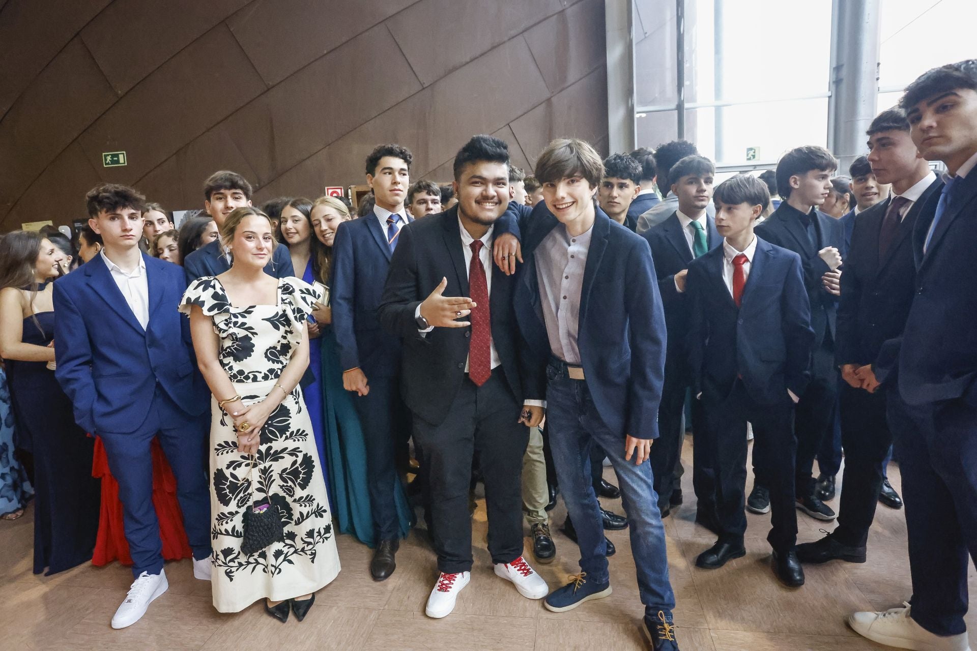 Los graduados del IES Jovellanos en el recinto ferial Luis Adaro. 