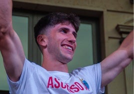 Iván Serrano celebra el ascenso a Primera RFEF con el Teruel.