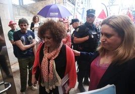 Marta del Arco, junto a Nerea Monroy, a la entrada de la reunión con el comité del ERA.