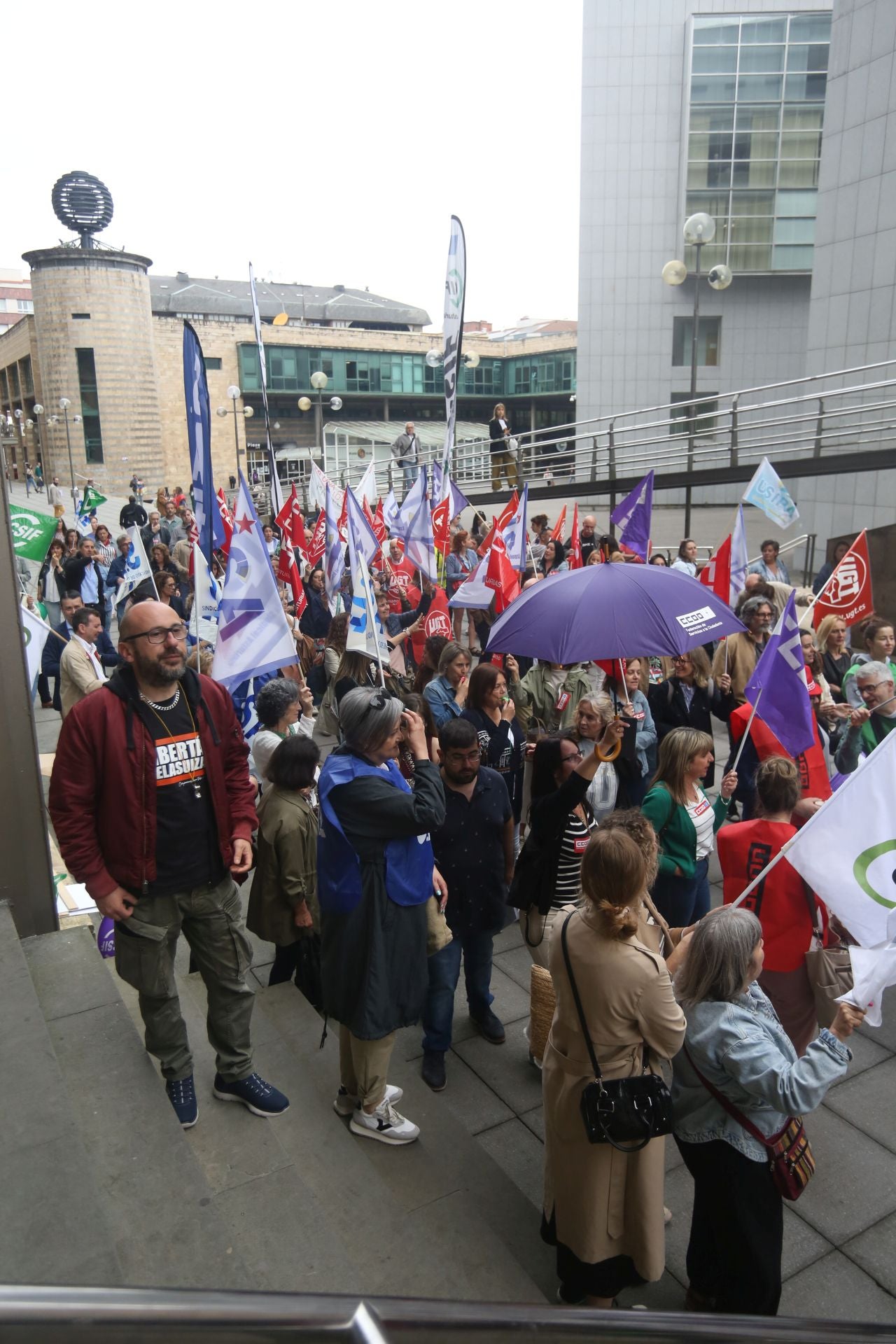 Manifestación en Oviedo de más de un centenar de trabajadores del ERA