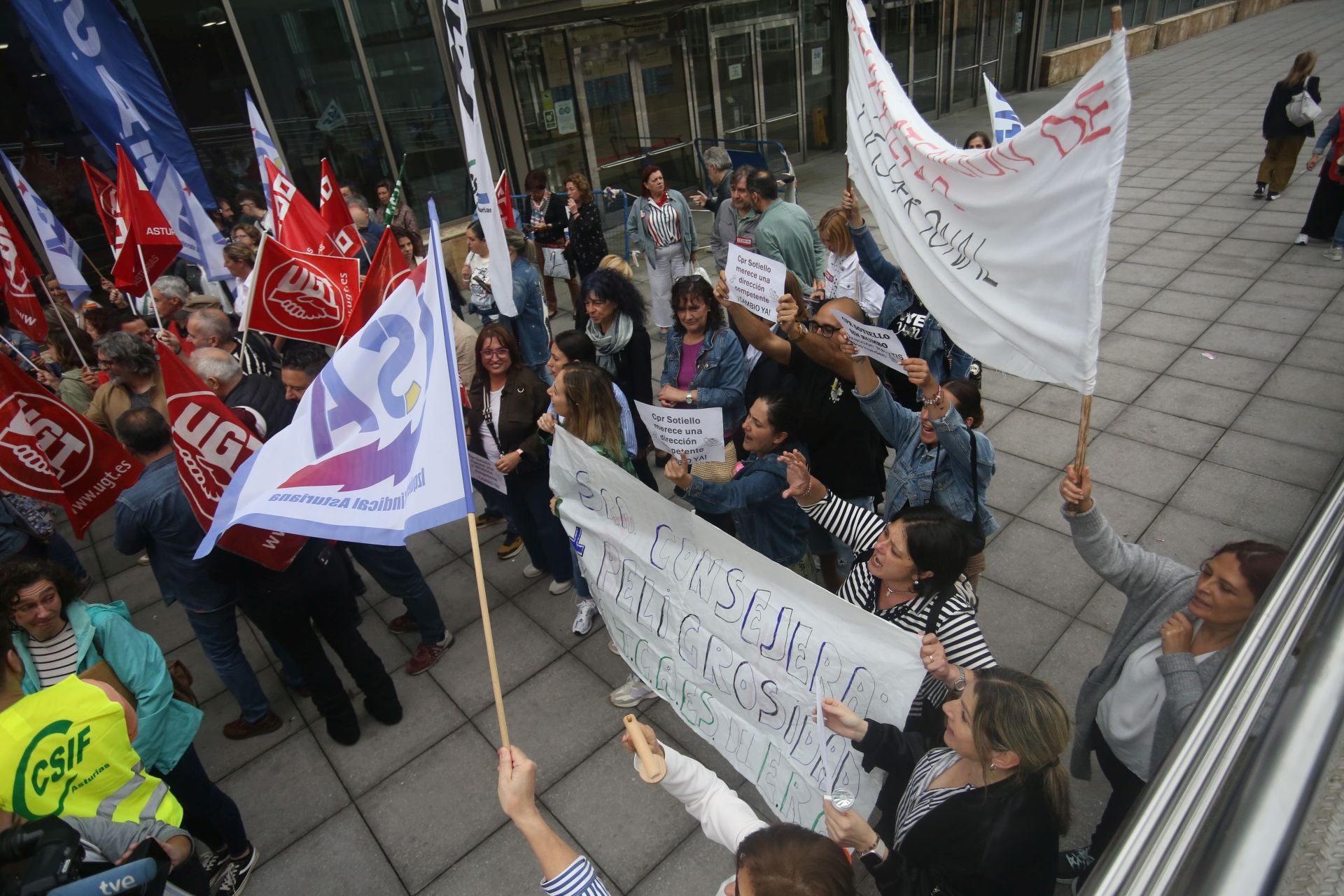 Manifestación en Oviedo de más de un centenar de trabajadores del ERA