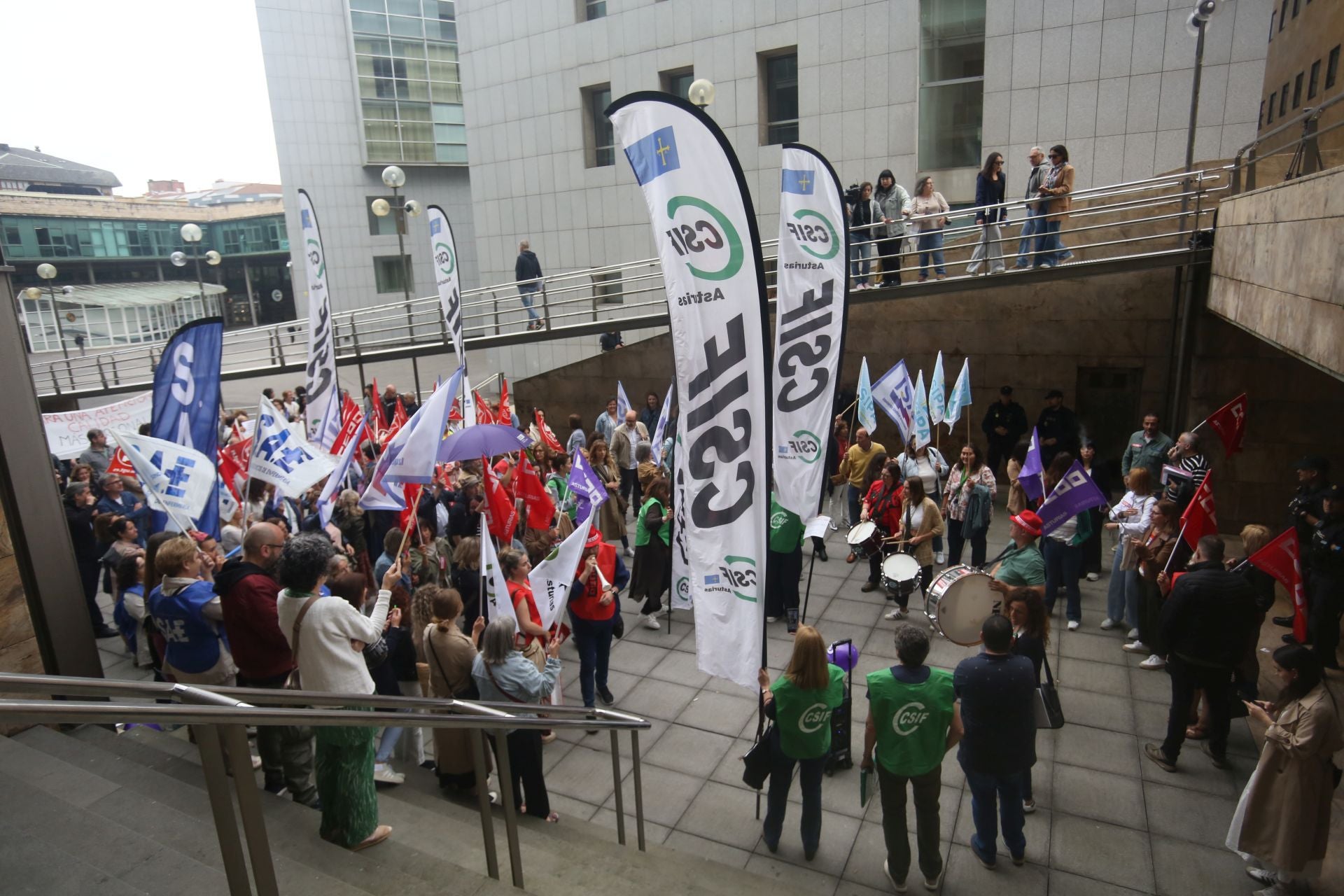 Manifestación en Oviedo de más de un centenar de trabajadores del ERA