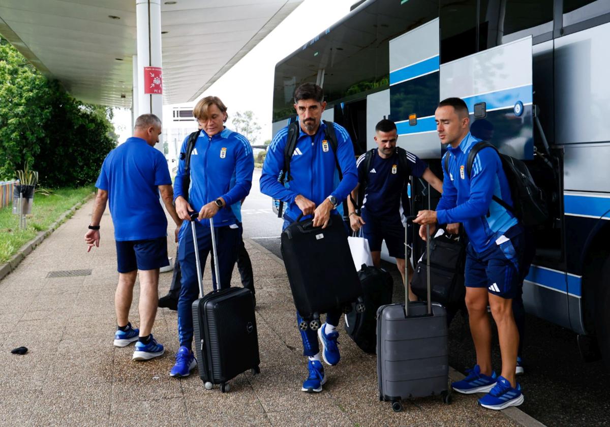 El Real Oviedo comienza su aventura hacia el ascenso: primera parada, Almería