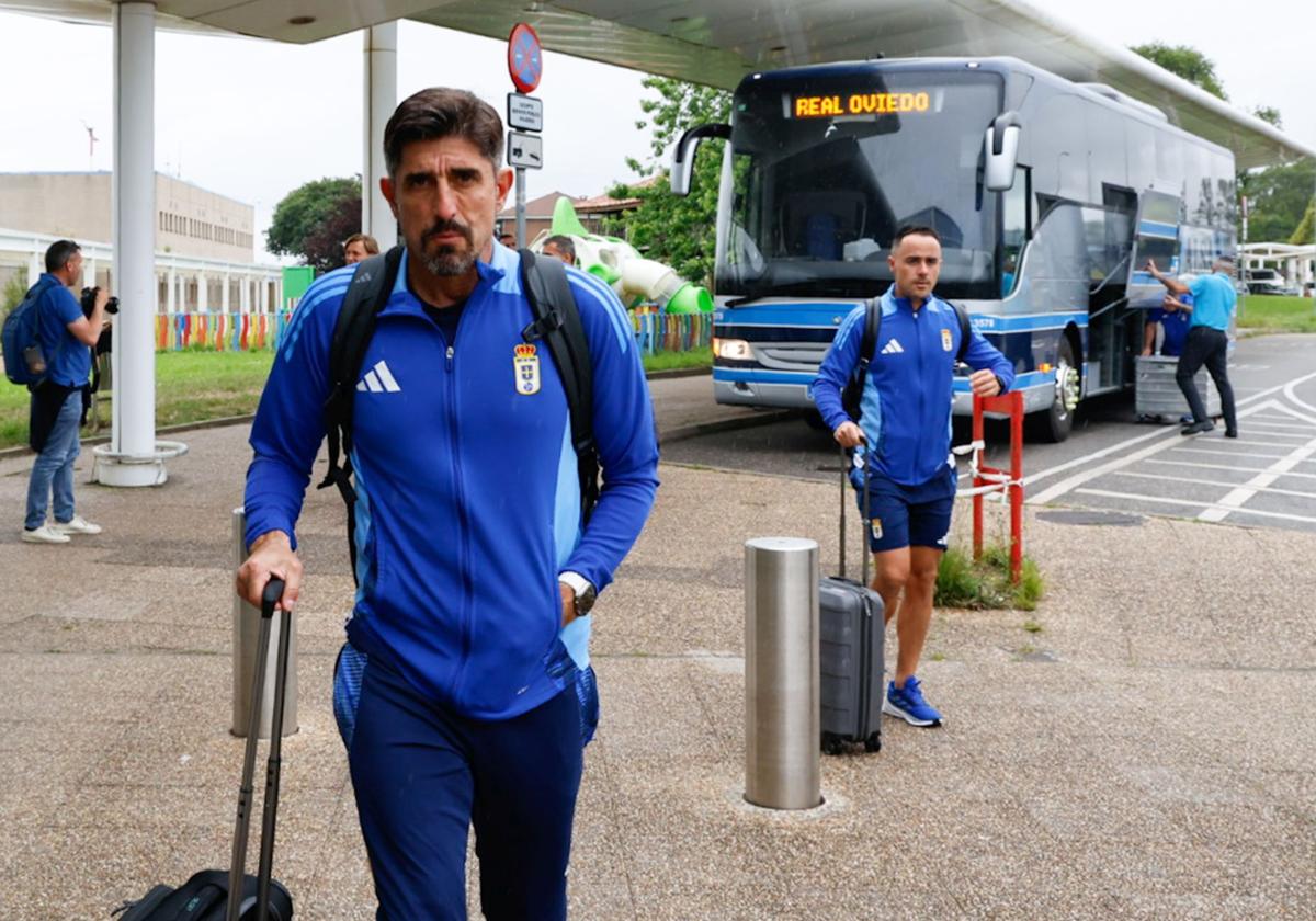 Paunovic, entrenador del Real Oviedo, en el aeropuerto de Asturias para viajar con el equipo a Almería.