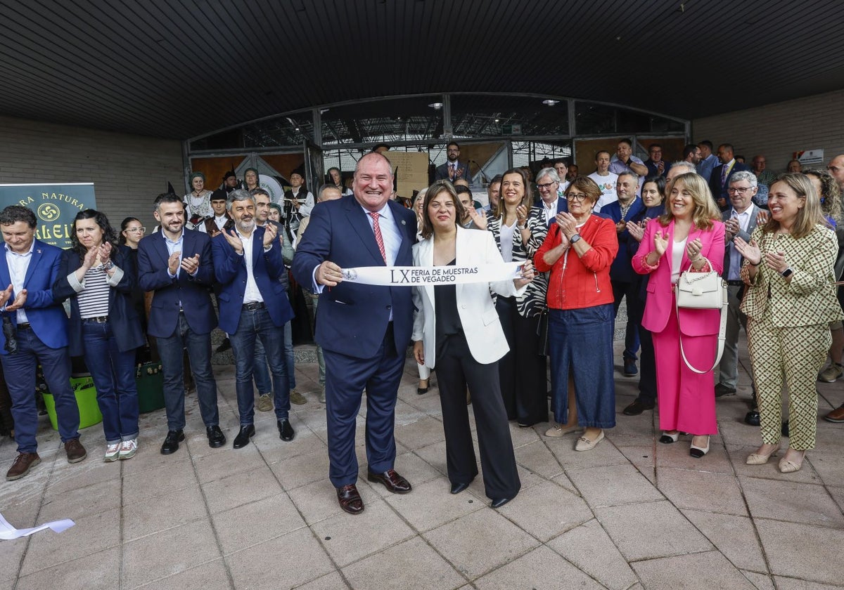 El alcalde de Vegadeo, César Álvarez, y la vicepresidenta del Principado, Gimena Llamedo, tras cortar la cinta inaugural de la Feria de Muestras, rodeados de autoridades.