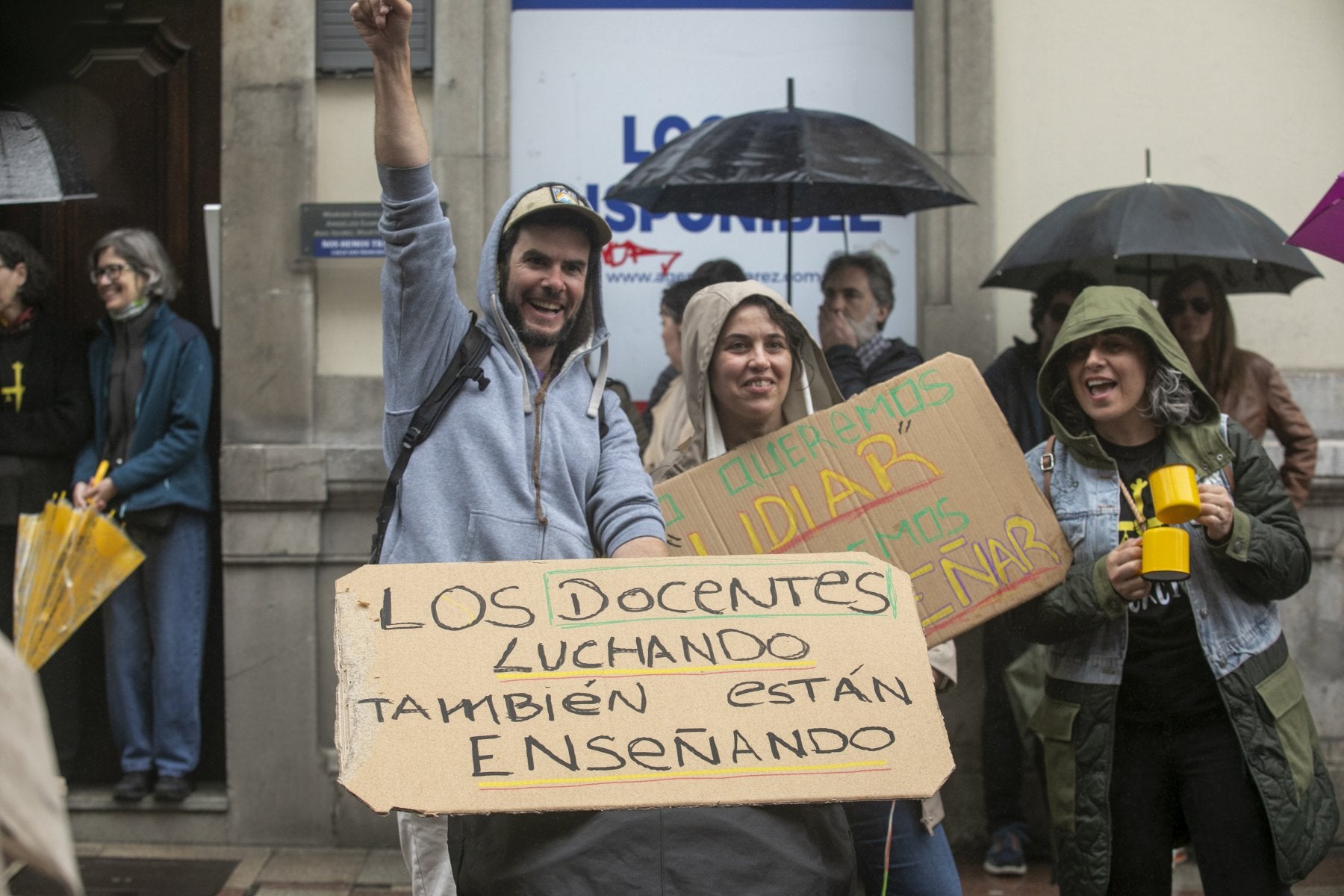 Varios docentes exhiben pancartas durante la manifestación del pasado 1 de junio en Oviedo.