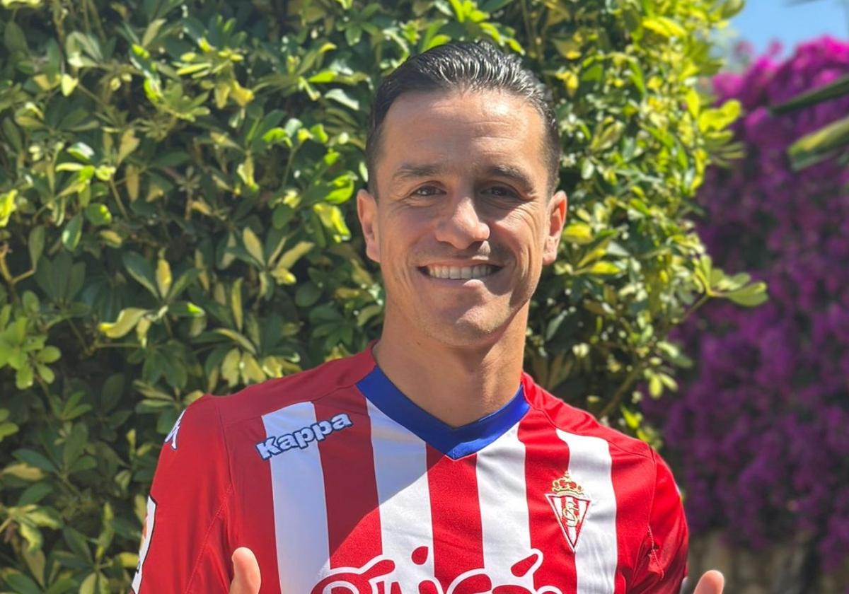 Bernardo, con la camiseta del Sporting en su domicilio de Andalucía.