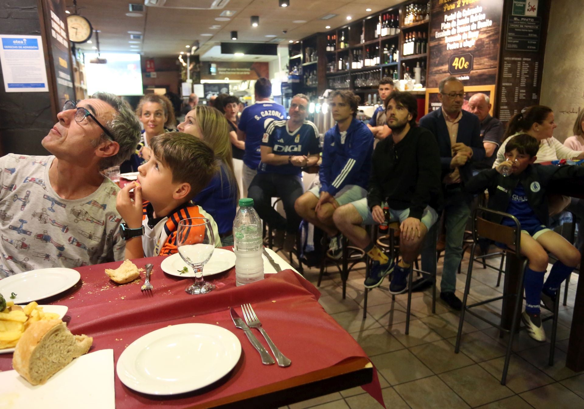 Así se vivió el Almería - Real Oviedo en los bares ovetenses