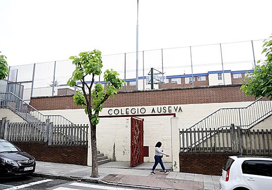 Una mujer pasa por delante del actual acceso al colegio Marista Auseva de Oviedo.