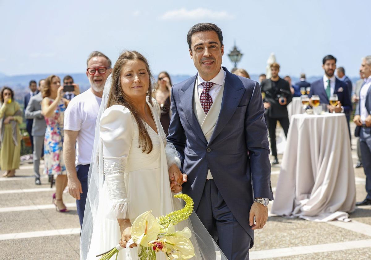 Los novios, Leni Delgado y Juan Luis Diez. Ella, de Murcia y él, de León, pero eligieron Gijón para celebrar su boda.