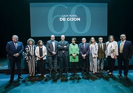 Miguel Ángel Álvarez, Inmaculada Uría, Eva María Llompart, José Ángel Suárez, Carlos González Tuya, Carmen Moriyón, José Ramón Fiaño, Raquel García Pérez, David Rey, Isabel Riestra y Modesto Álvarez. El consejo rector de la Caja Rural de Gijón al completo, con la alcaldesa de la ciudad, en el Teatro de la Laboral