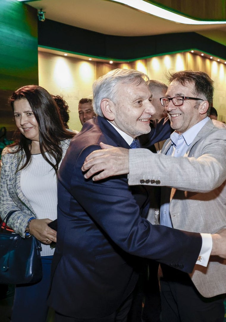 Imagen - El director de EL COMERCIO saluda al presidente de CajaGijón. Por la izda, la directora del Hospital de Cabueñes, Isabel González Fouces.
