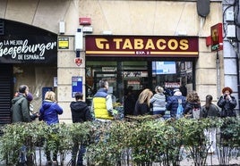 Colas en el Estanco de la Suerte de Oviedo para comprar Lotería de Navidad el año pasado.