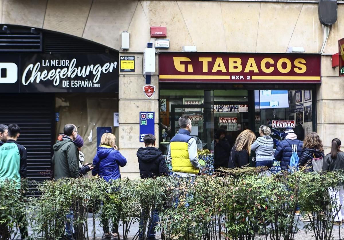 Colas en el Estanco de la Suerte de Oviedo para comprar Lotería de Navidad el año pasado.
