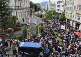 Docentes rodeando la Junta General el pasado lunes en protesta por su situación laboral.