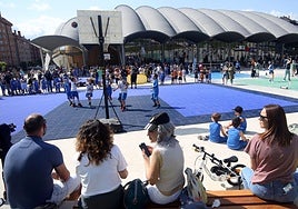 Partidos de baloncesto y bádminton durante la jornada de puertas abiertas.
