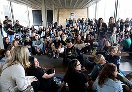 Un momento de una de las sentadas que protagonizaron los docentes asturianos.