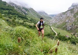 Oihana Kortazar, ganadora absoluta en féminas y que rebajó de nuevo el récord de la prueba, durante una ascensión, con la niebla baja.