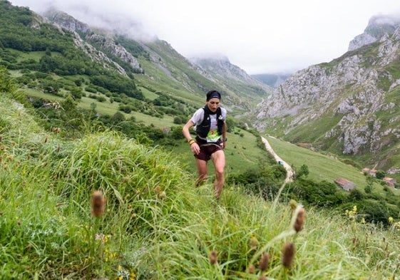 Oihana Kortazar, ganadora absoluta en féminas y que rebajó de nuevo el récord de la prueba, durante una ascensión, con la niebla baja.