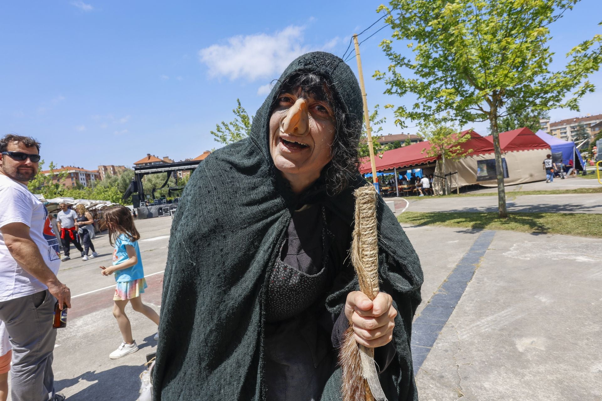 El Xixón Folk da la bienvenida al verano en Viesques