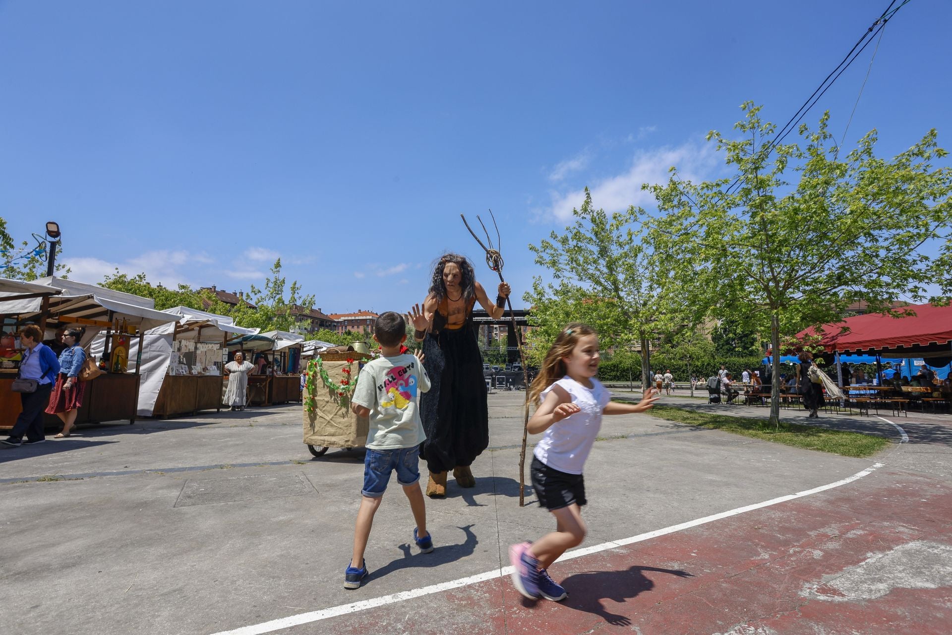 El Xixón Folk da la bienvenida al verano en Viesques