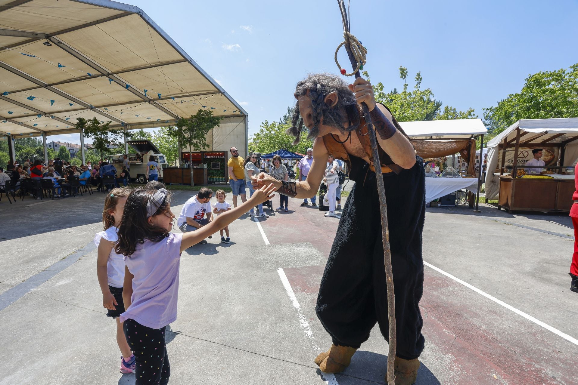 El Xixón Folk da la bienvenida al verano en Viesques