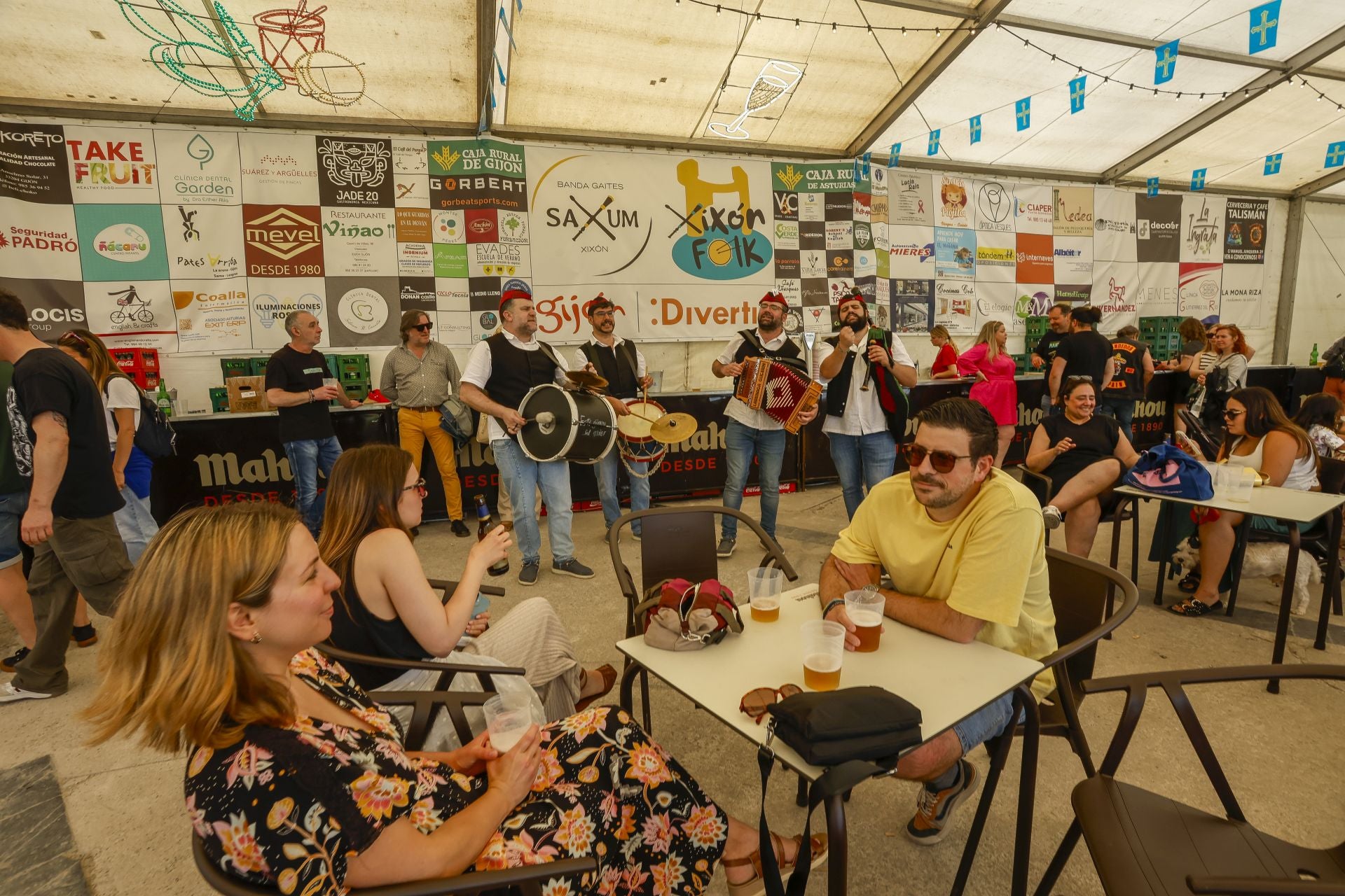 El Xixón Folk da la bienvenida al verano en Viesques