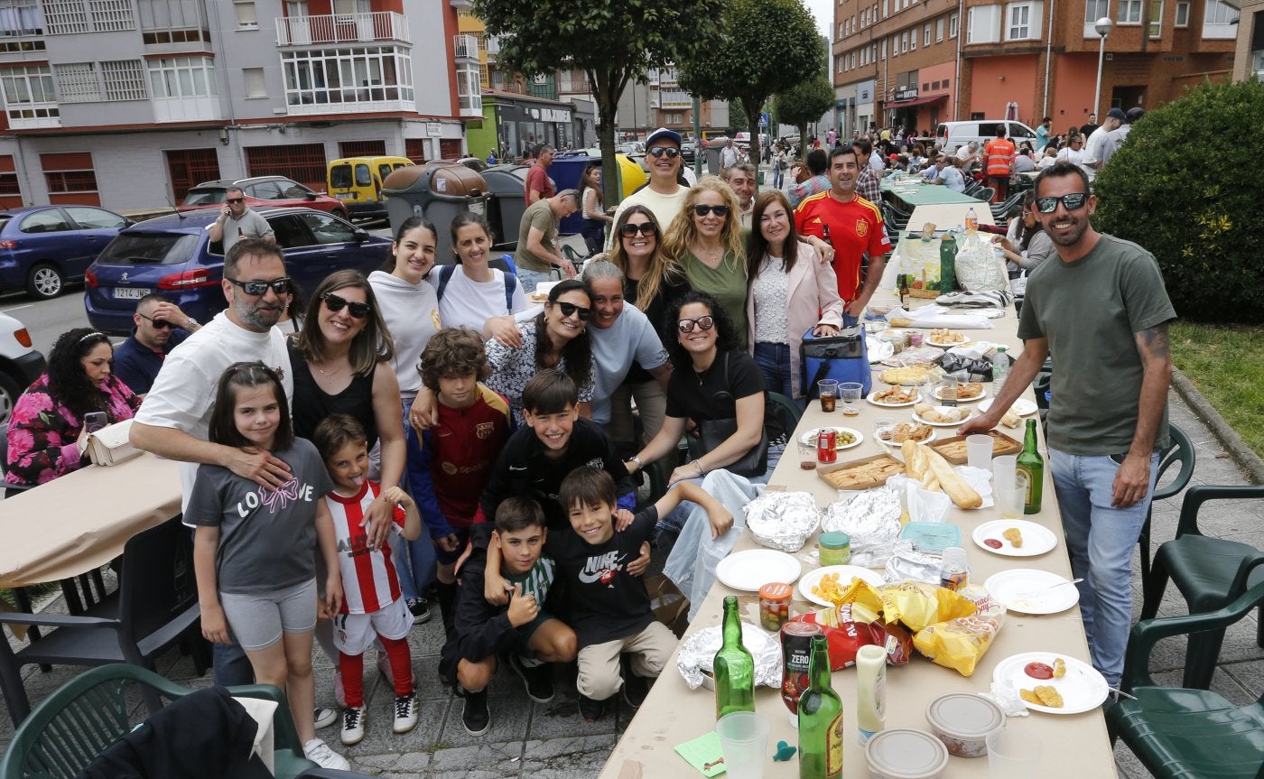 También hubo grupos de amigos y familias muy multitudinarios en la comida popularPALOMA UCHA