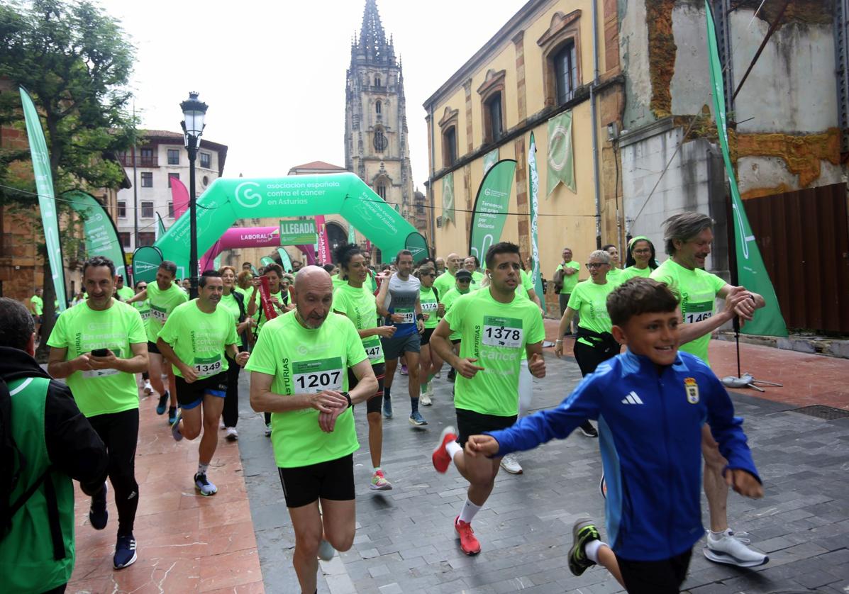 Oviedo, en marcha contra el cáncer: las imágenes de la carrera solidaria