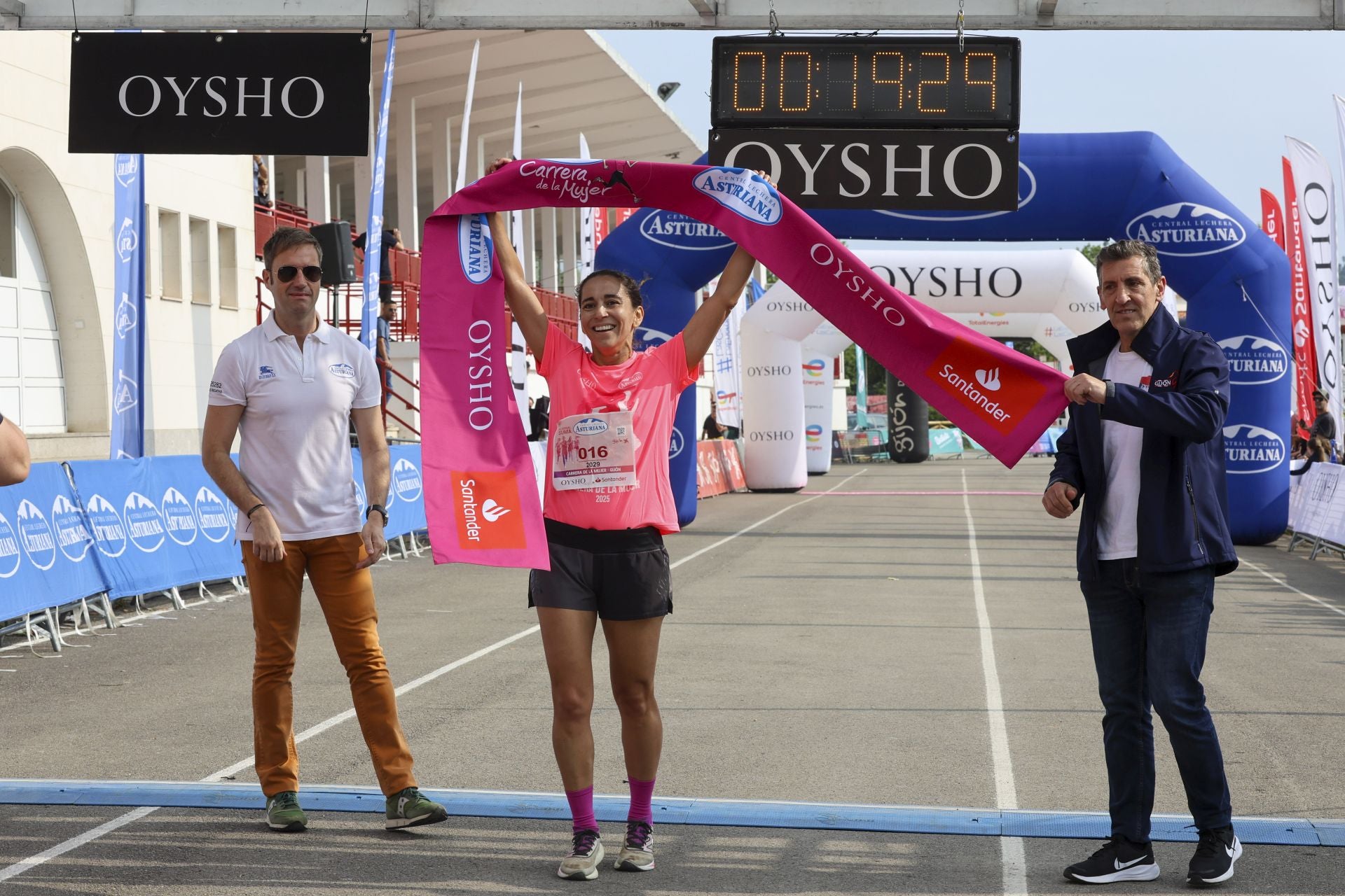 Carrera de la Mujer | Imparable marea rosa en Gijón