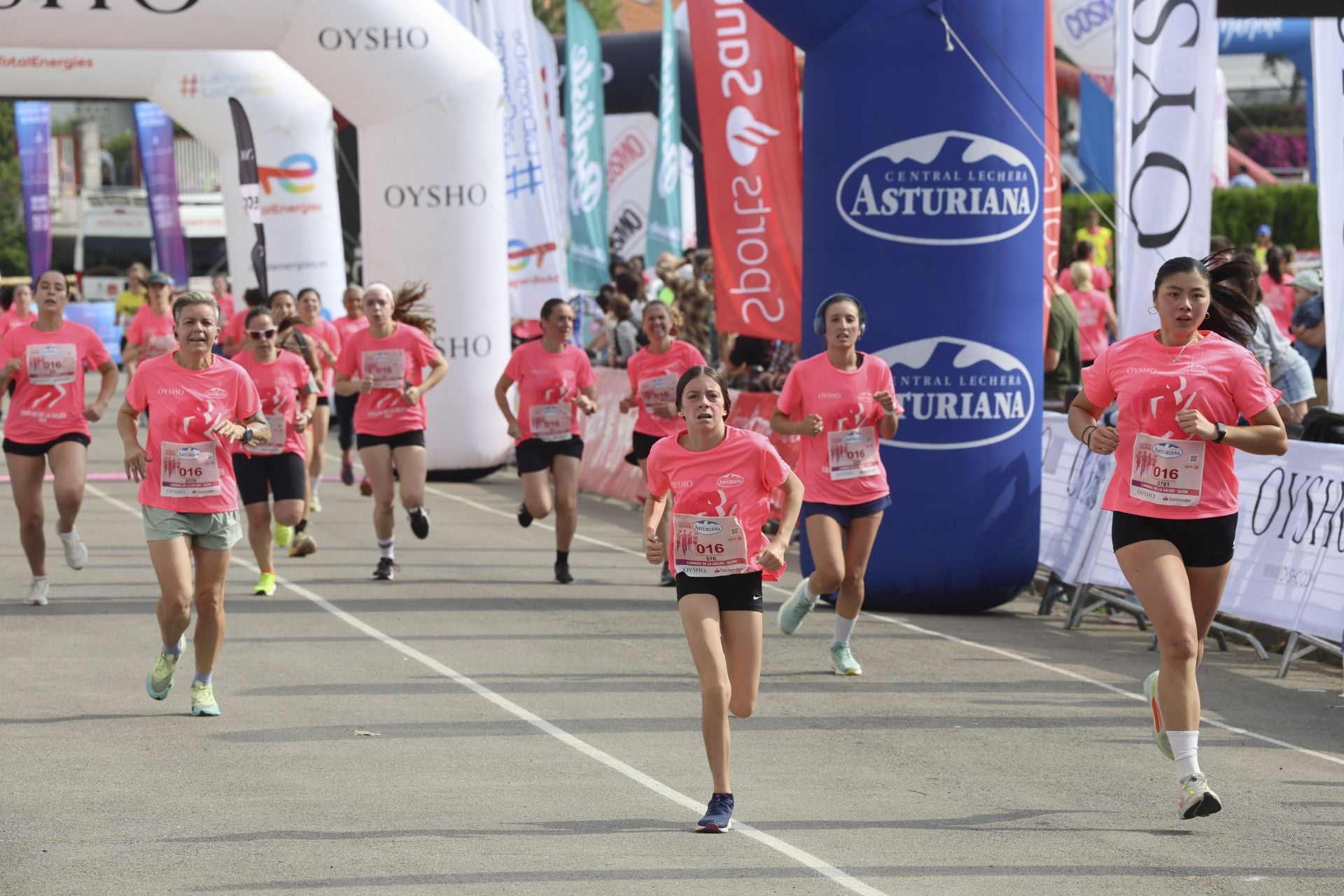Carrera de la Mujer | Imparable marea rosa en Gijón