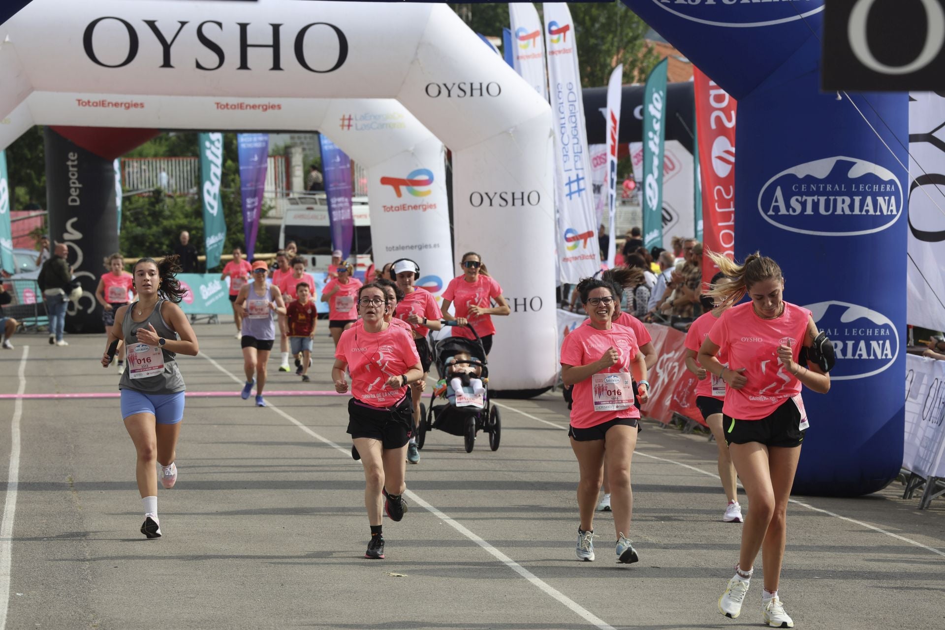 Carrera de la Mujer | Imparable marea rosa en Gijón