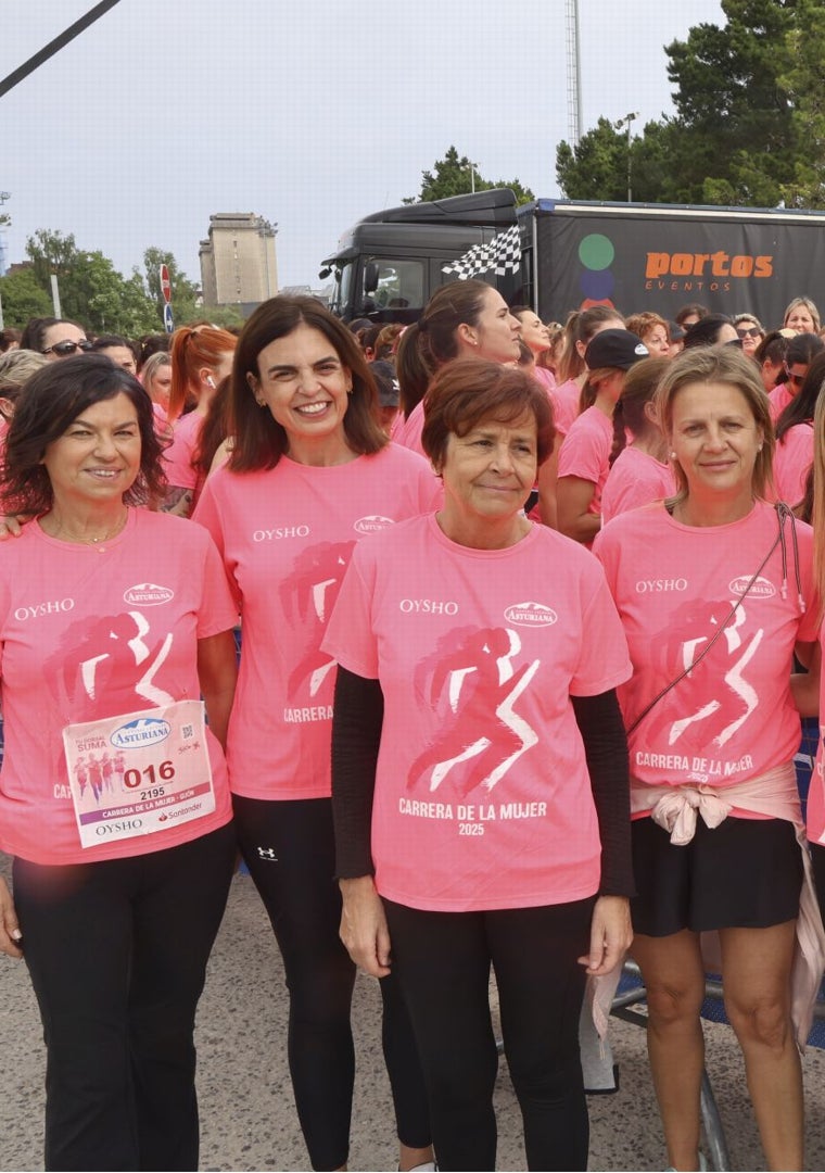 Imagen - Carmen Moriyón acompañada de las ediles Montserrat López y María Mitre, así como Leticia García, Inmculada Méndez, Susana Remis y Balbina Sedano.