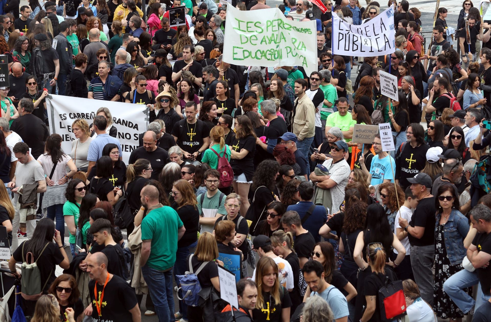 Las imágenes de la manifestación de los docentes asturianos en Oviedo