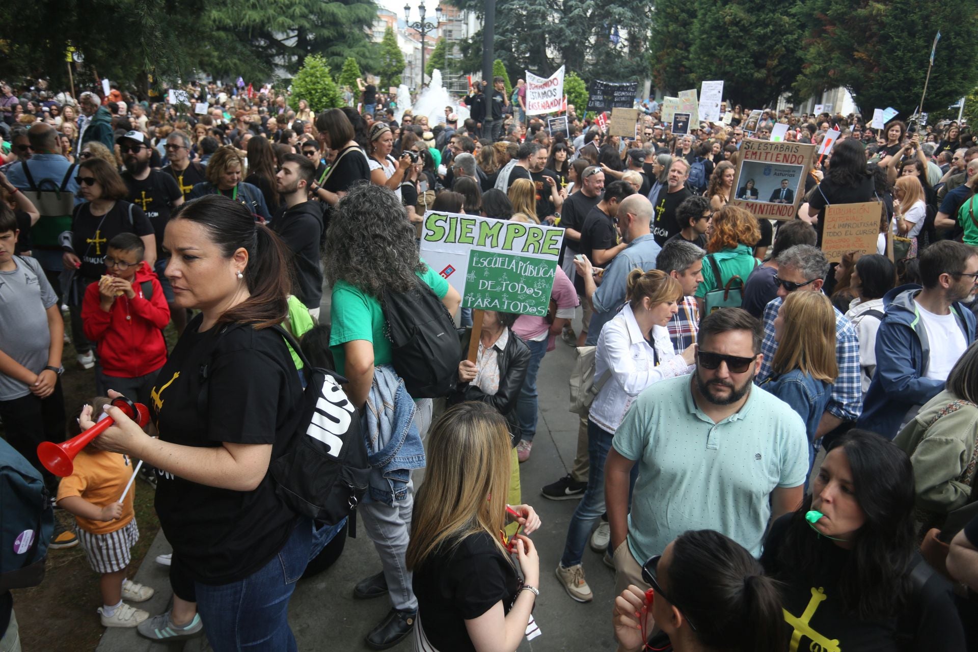 Las imágenes de la manifestación de los docentes asturianos en Oviedo
