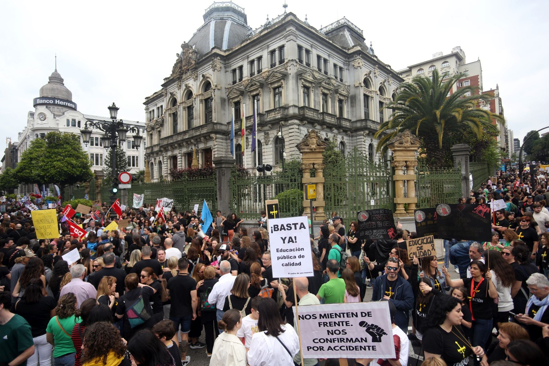 Las imágenes de la manifestación de los docentes asturianos en Oviedo