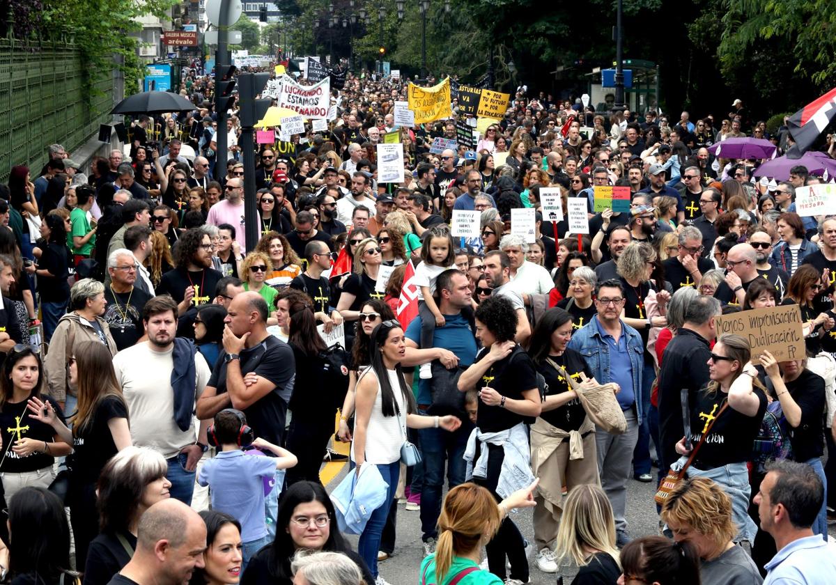 Las imágenes de la manifestación de los docentes asturianos en Oviedo