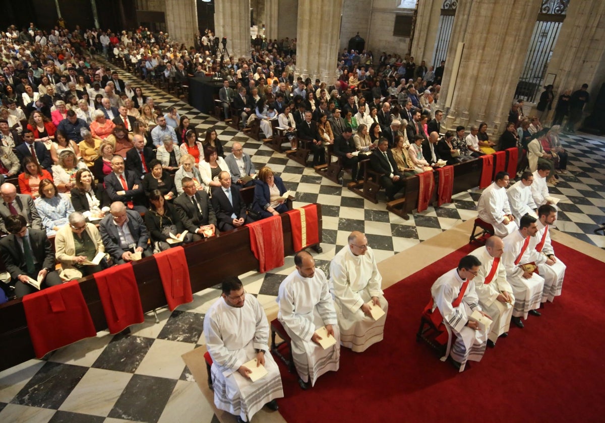 Los nuevos sacerdotes (en el centro) y diáconos (a sus lados), durante la celebración en la Catedral, abarrotada para la ocasión.