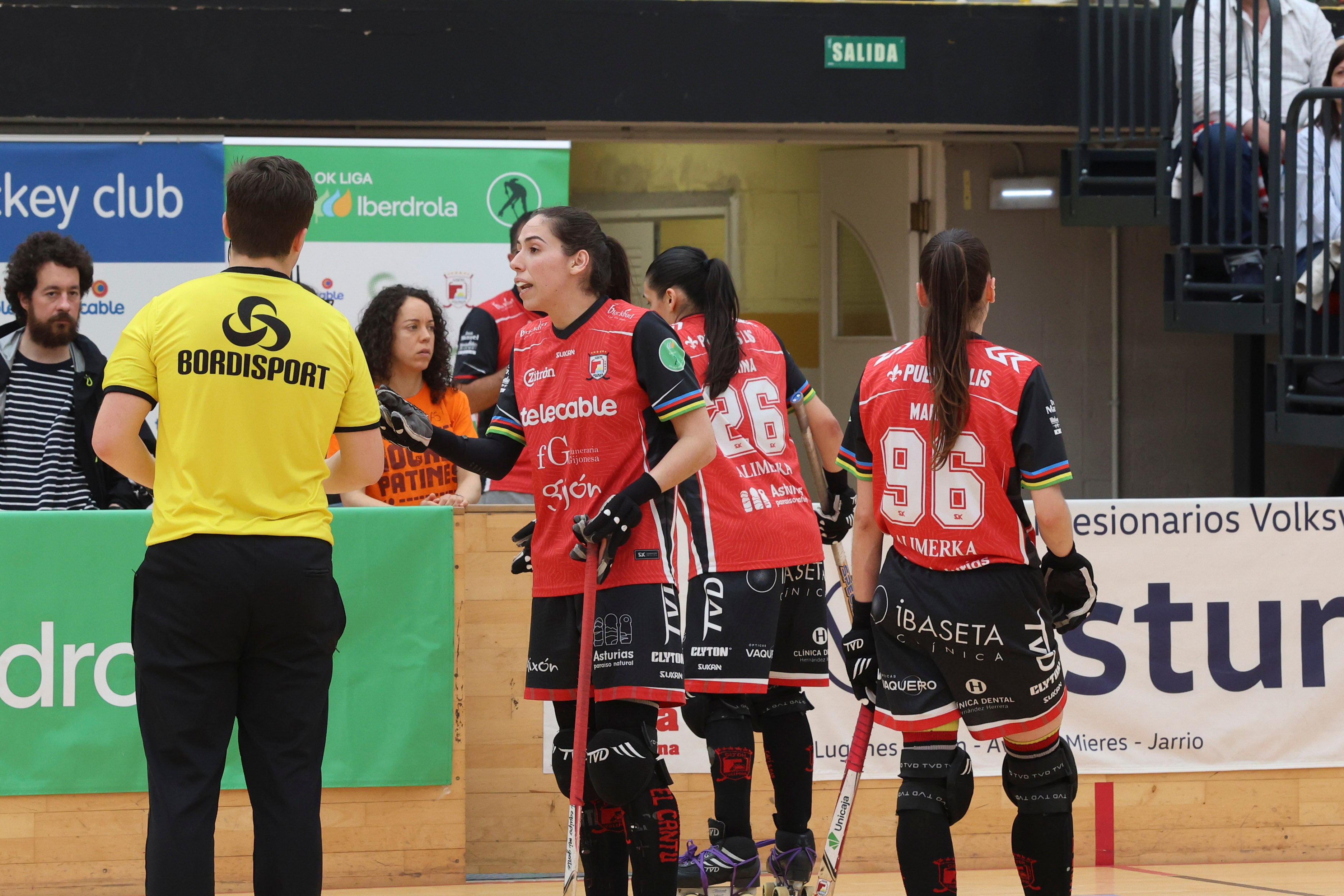 Entre la alegría y el llanto: las imágenes del último partido del Telecable Hockey