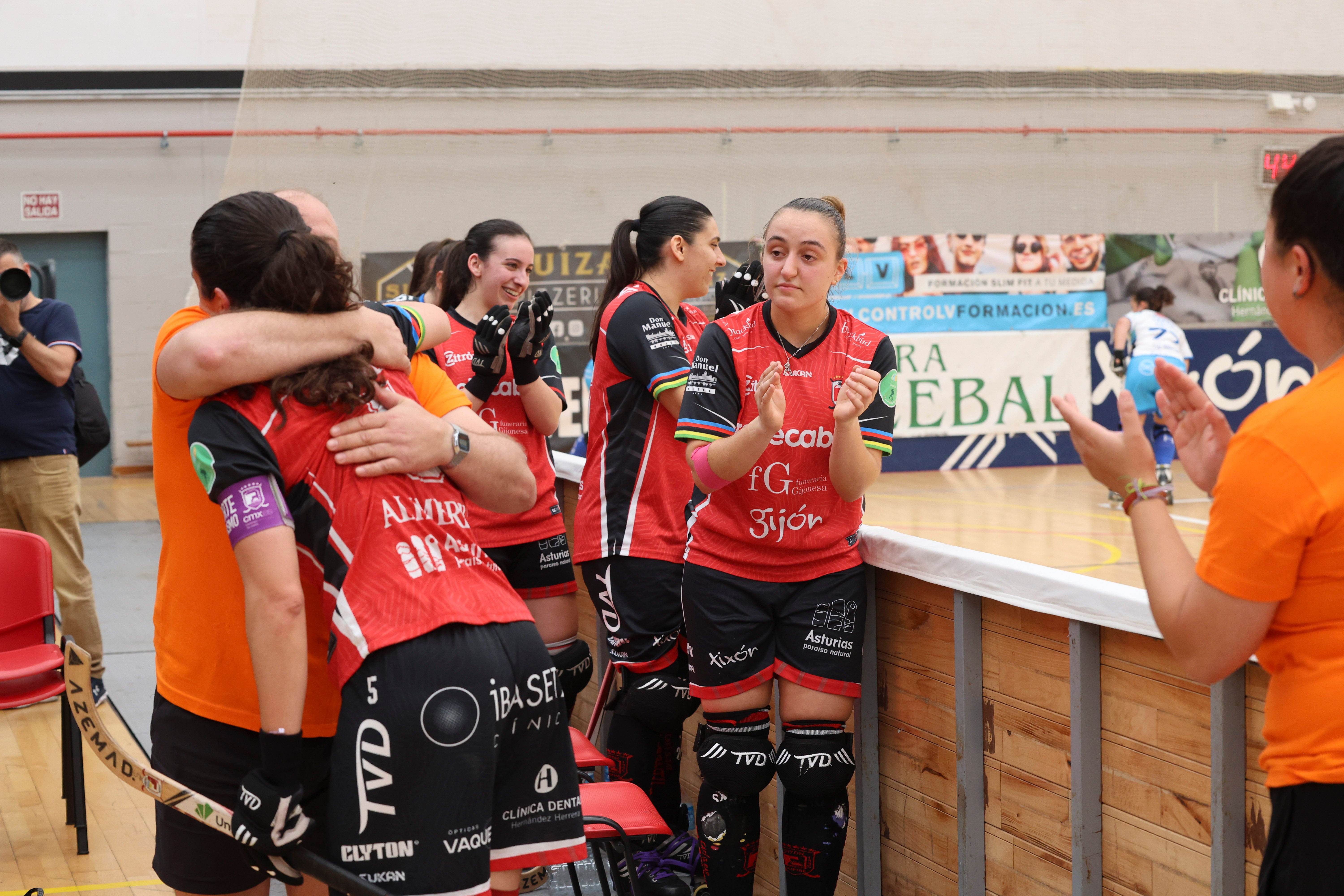 Entre la alegría y el llanto: las imágenes del último partido del Telecable Hockey