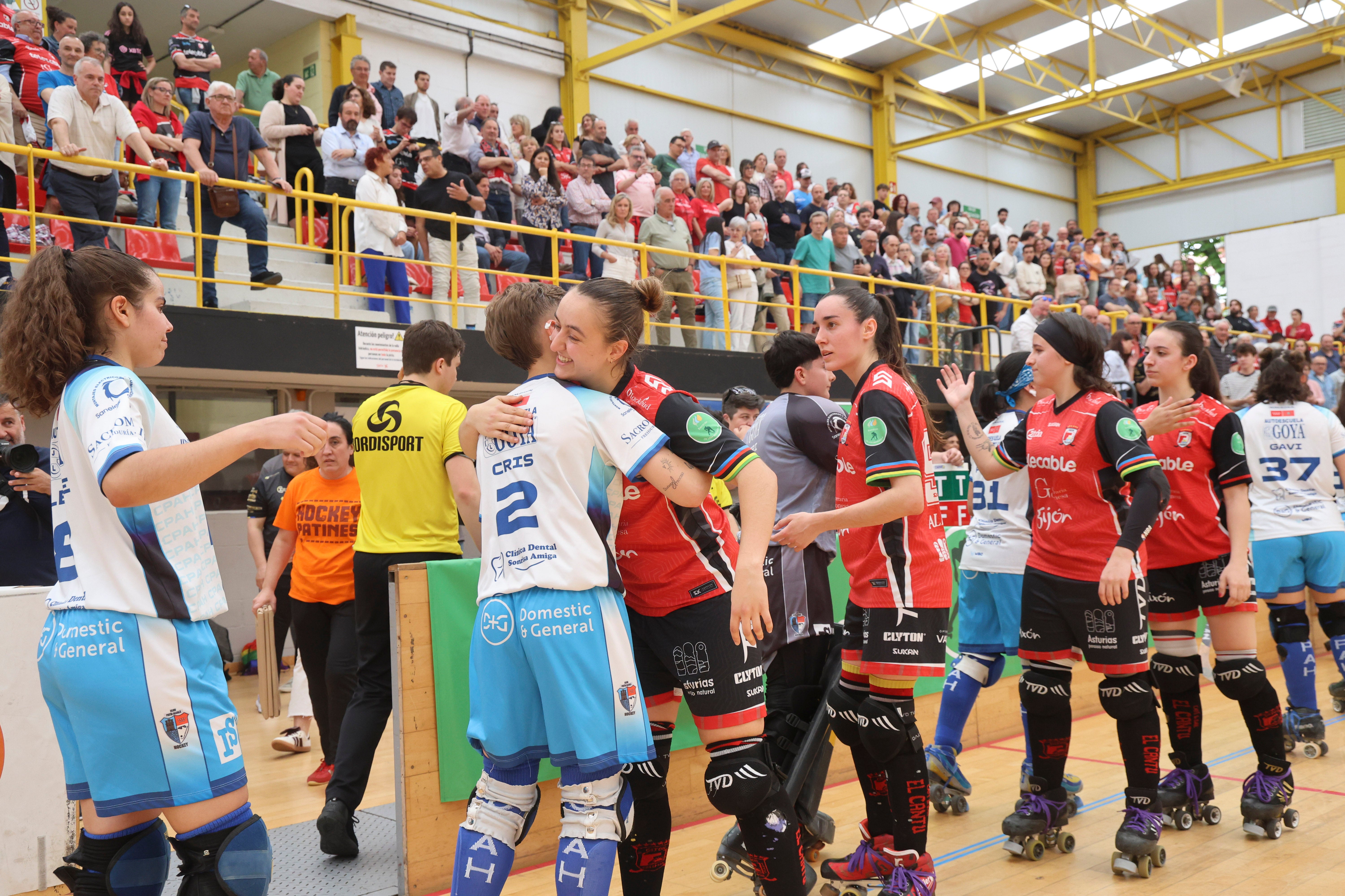 Entre la alegría y el llanto: las imágenes del último partido del Telecable Hockey