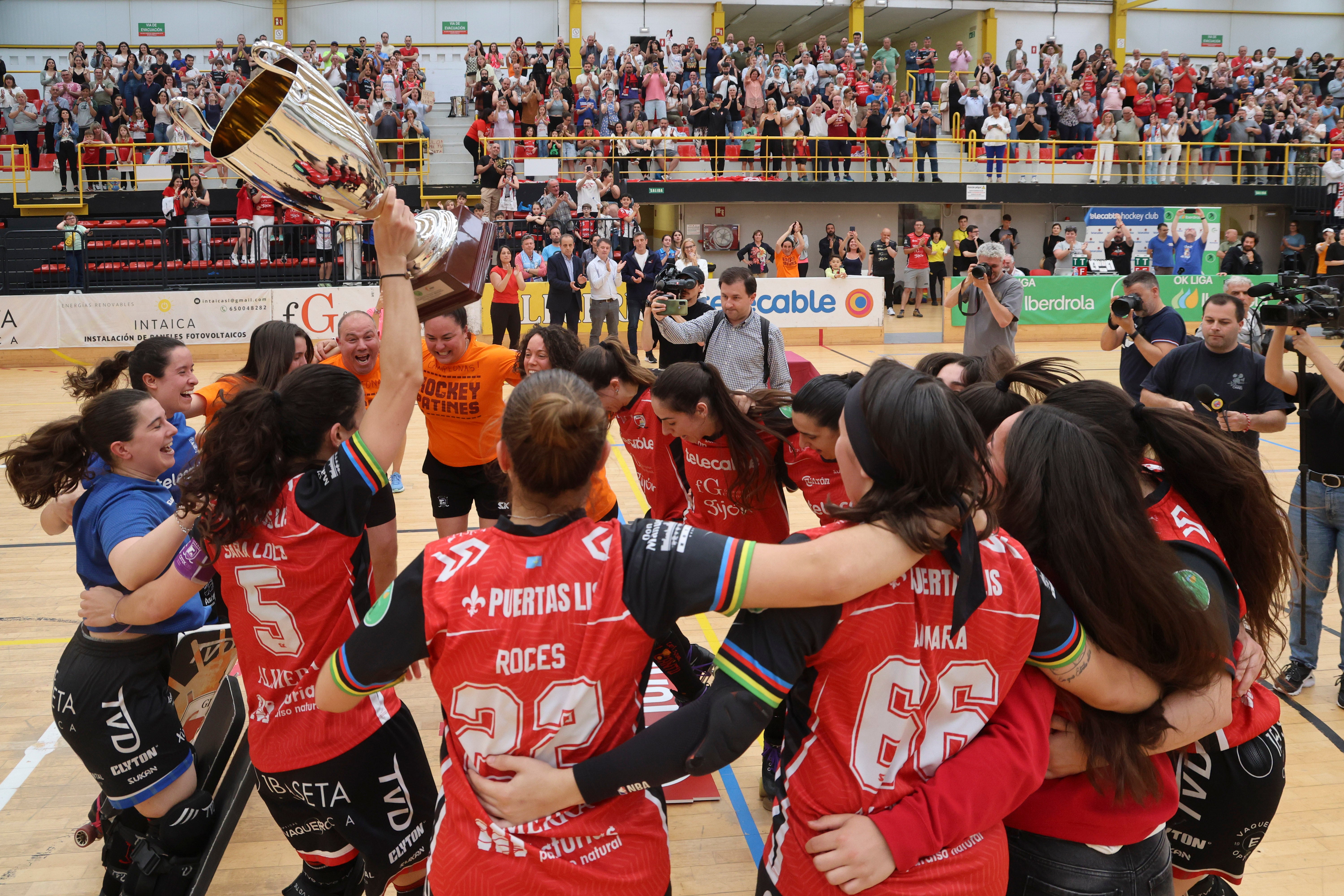 Entre la alegría y el llanto: las imágenes del último partido del Telecable Hockey