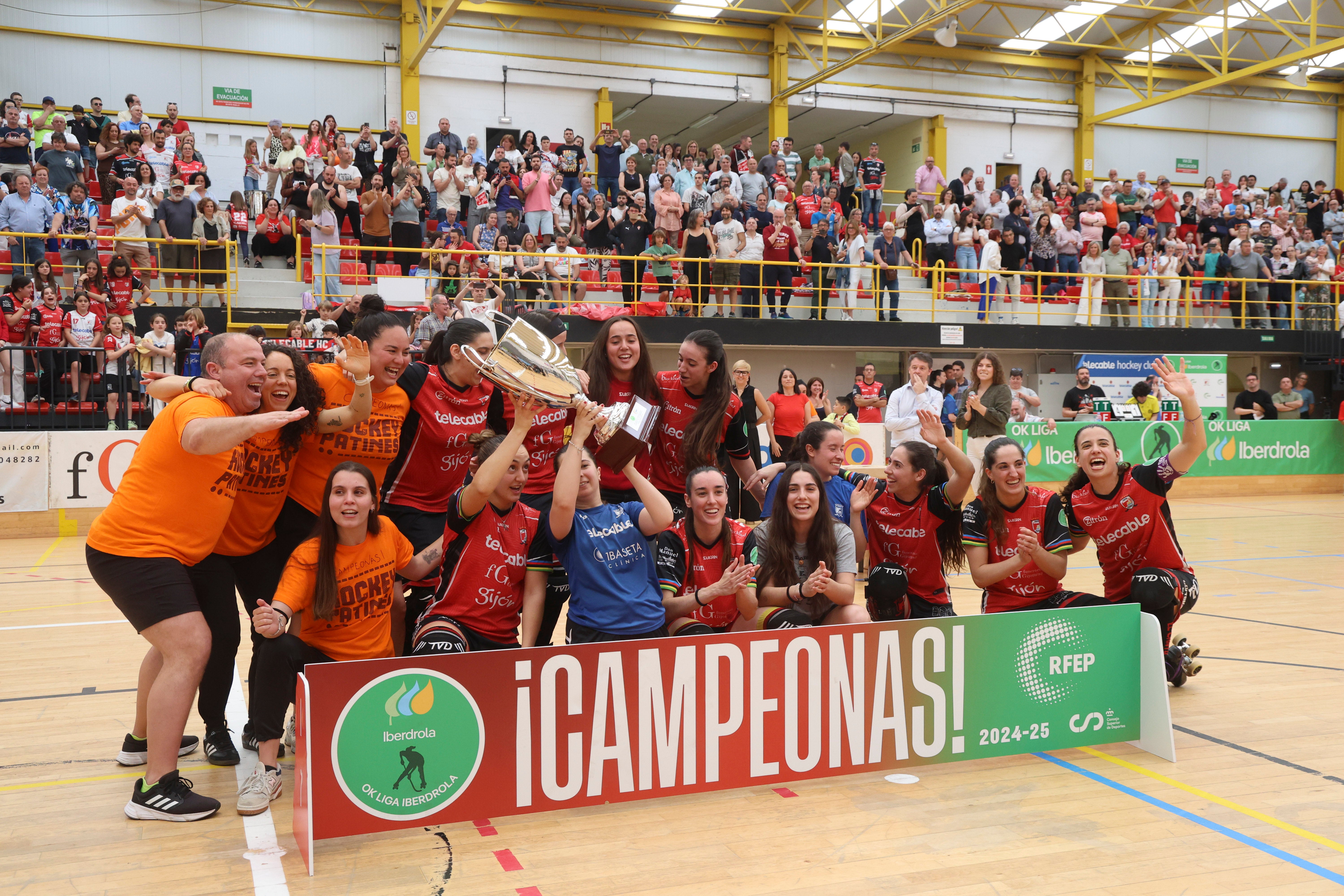Entre la alegría y el llanto: las imágenes del último partido del Telecable Hockey